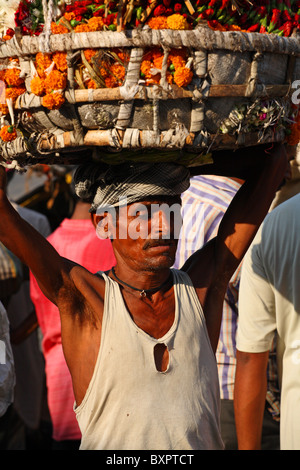 Indischer Mann, der Korb auf dem Kopf trägt, Kalkutta, Indien Stockfoto