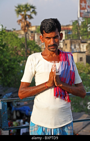 Indischer Mann posiert mit Händen im Gebet in Kalkutta, Indien Stockfoto