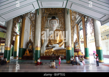 Große Buddha-Statue in einem Tempel um die Shwedagon-Pagode, oder Goldene Pagode oder Shwedagon Zedi Daw in Yangon, Myanmar. (Burma) Stockfoto