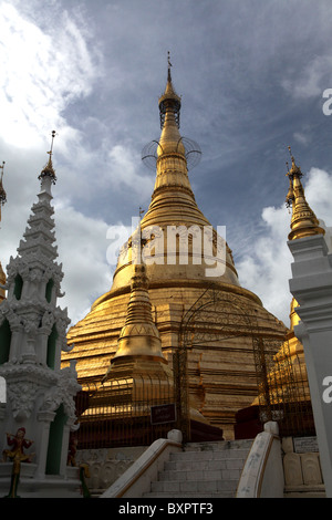 Einen abgelegenen Stupa an der Shwedagon-Pagode (Goldene Pagode) oder Shwedagon Zedi Daw in Yangon, Myanmar. (Burma) Stockfoto