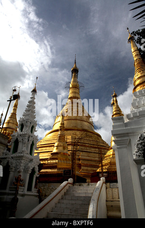 Einen abgelegenen Stupa an der Shwedagon-Pagode (Goldene Pagode) oder Shwedagon Zedi Daw in Yangon, Myanmar. (Burma) Stockfoto