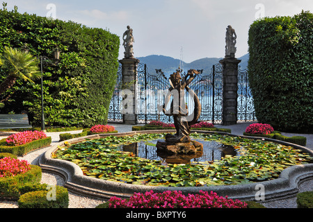 Comer See, Villa Carlotta. Herrlichen Park mit Springbrunnen, Statuen, Blumenbeete. Stockfoto