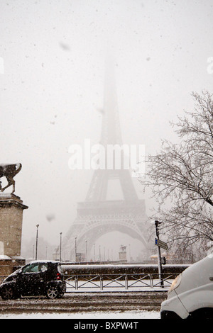 Der Eiffelturm ist fast verdeckt durch Schneefall während einer frühen Wintersturm in Paris, Frankreich Stockfoto