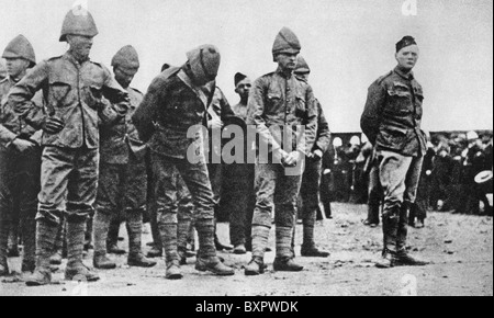 WINSTON CHURCHILL als Boer Gefangener mit britischen Truppen am Staats Modellschule, Pretoria, 1899 im Zweiten Burenkrieg Stockfoto