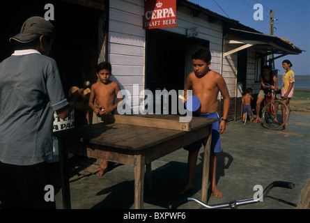 Kinder spielen Tischtennis. ALENQUER des Bundesstaates Pará. Brasilien (Amazonas) Stockfoto