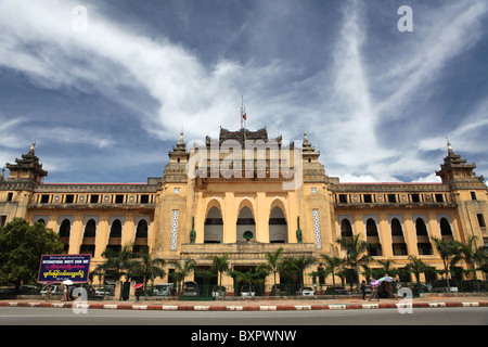 Die alten kolonialen Bahnhof in Yangon, Rangun, Myanmar oder Burma in Asien Stockfoto