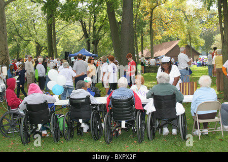 Ältere Menschen im Rollstuhl in den Park. Alzheimer Speicher zu Fuß. Zu Fuß zum Ende Alzheimer. Old River Park, Dayton, Ohio, USA. Stockfoto