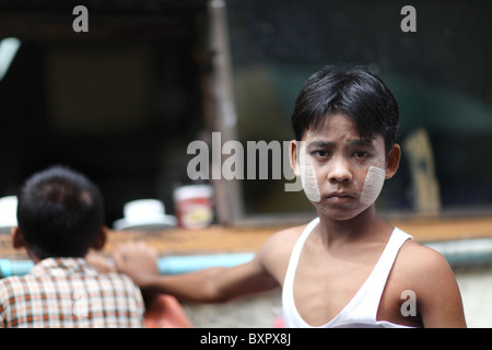 Ein Junge in einem Café außerhalb Bogyoke Aung San Markt, ehemals Scotts in Yangon, Myanmar. (Burma) Stockfoto