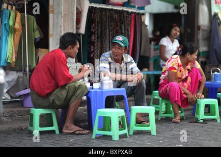 Männer trinken Tee außerhalb Bogyoke Aung San Markt, ehemals Scotts in Yangon, Myanmar. (Burma) Stockfoto