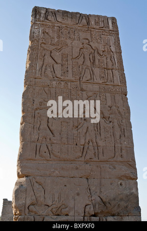 Pylon an den Tempel von Deir el-Shelwit gewidmet der Göttin Isis, in der Nähe von Malkata, West Bank, Luxor, Ägypten Stockfoto