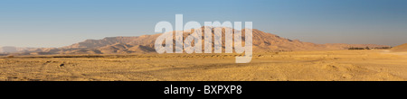 Panorama-Landschaft Schuss der thebanischen Berge und Gebirge von Meret Segar aus der Wüste auf der Westbank von Luxor Ägypten Stockfoto