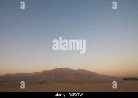 Panorama-Landschaft Schuss der thebanischen Berge und Gebirge von Meret Segar aus der Wüste auf der Westbank von Luxor Ägypten Stockfoto