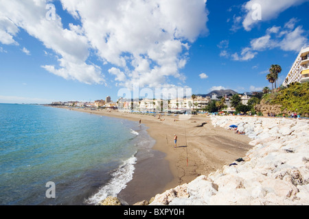 Blick auf La Carihuela Strand und Promenade. Torremolinos, Malaga, Costa Del Sol, Spanien. Stockfoto