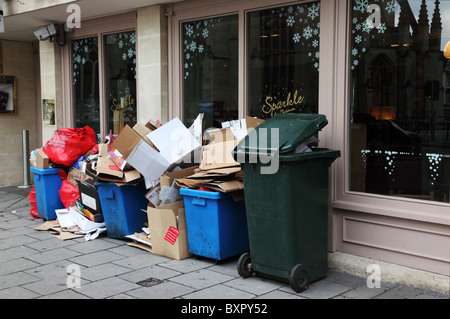 Müll vor einer Bar in Bad warten auf Sammlung, Großbritannien Stockfoto