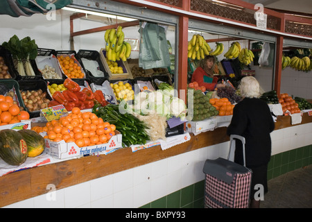 Frau Obst aus Obst und Gemüse Stand auf dem zentralen Markt, Andujar, Jaen, Spanien zu kaufen. Stockfoto