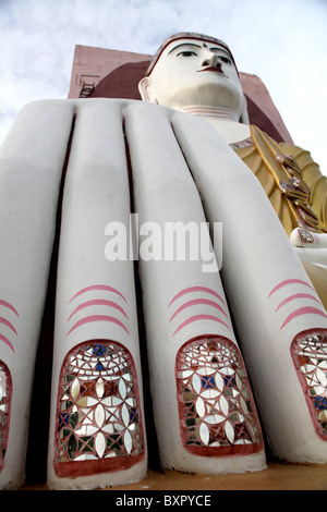 Detail der Hand von Kyaikpun Paya oder Kyaik Wortspiel Paya, vier sitzenden Buddha-Schrein in Bago, Myanmar. (Burma) Stockfoto