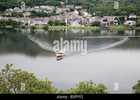 Ausflugsschiff auf Llyn Padarn mit Llanberis auf Rückseite, Nordwales Stockfoto