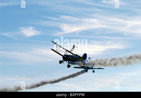 Zwei stunt Doppeldecker mit zwei Flügel-walking Stunt Performer (beide Mädchen) bei einer Airshow. Stockfoto