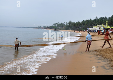 Männer in Indien bringen in Fischernetzen in Kovalam Indien Stockfoto