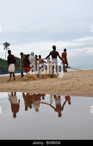 Männer in Indien bringen in Fischernetzen in Kovalam Indien Stockfoto