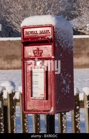 Britischen roten Briefkasten mit Schnee im Dezember Stockfoto