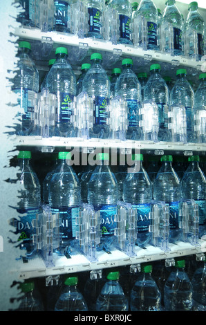 Ein Getränkeautomat mit Mineralwasser zum Verkauf gefüllt. Stockfoto