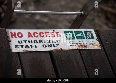 Kein Zugang wegen Gefahr von Krokodilen im Bereich Zeichen. Esplanade in Cairns, Queensland, Australien. Stockfoto