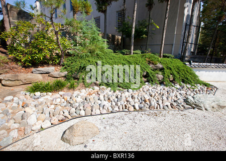 Botschaft von Japan hinter dem Ippakutei-Teehaus-Garten in der japanischen Botschaft in Washington DC, USA Stockfoto