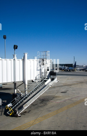 Einem Flughafen Jetway wartet auf die Ankunft der Airliner am Terminal. Stockfoto