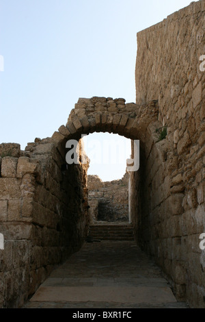 Die Ruinen von einem Torbogen Crossover einen Gehweg verbindet zwei Wände einer Struktur in der alten Stadt Caesarea Maritima, Frühjahr Stockfoto