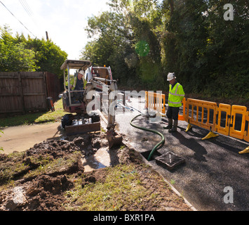 Arbeiter von Mai GURNEY graben ein Loch an einer Straße, Versorgung Rohrbruch Wasserleitungen reparieren Stockfoto