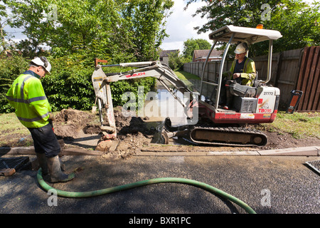 Arbeiter von Mai GURNEY graben ein Loch an einer Straße, Versorgung Rohrbruch Wasserleitungen reparieren Stockfoto