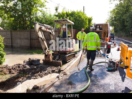 Arbeiter von Mai GURNEY graben ein Loch an einer Straße, Versorgung Rohrbruch Wasserleitungen reparieren Stockfoto