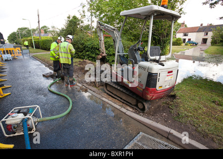 Arbeiter von Mai GURNEY graben ein Loch an einer Straße, Versorgung Rohrbruch Wasserleitungen reparieren Stockfoto