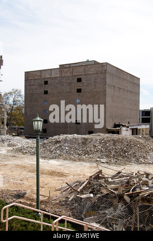 Abriss-Baustelle die alten Waben Stil Towers Zimmer in einem Studentenwohnheim auf dem USC Campus in Columbia, SC im März 2007. Stockfoto