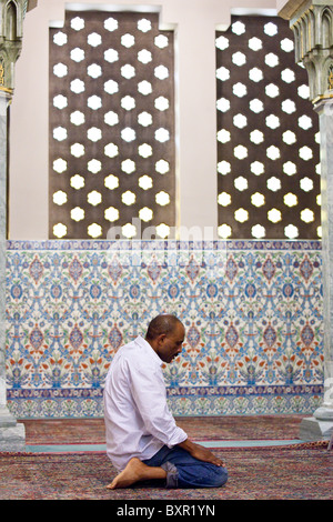 Beten im Inneren der Washington islamisches Zentrum Moschee, Washington DC Stockfoto
