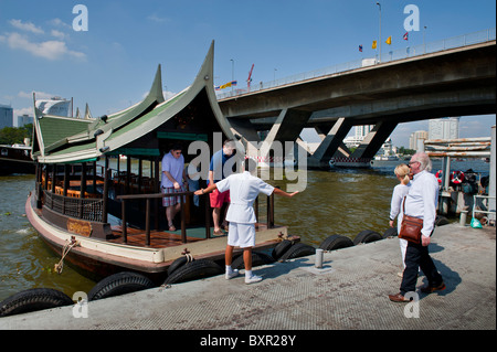 Der Fluss Chao Phraya ist dem königlichen Fluss schneiden durch Bangkok und voll von verschiedenen Arten von Booten und anderen Flusstransport. Stockfoto