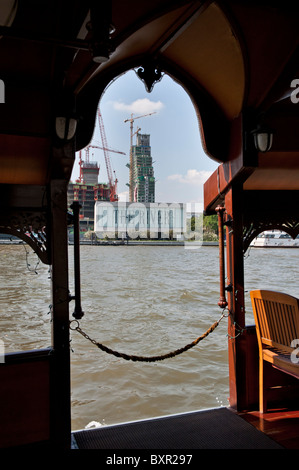 Der Fluss Chao Phraya ist dem königlichen Fluss schneiden durch Bangkok und voll von verschiedenen Arten von Booten und anderen Flusstransport. Stockfoto