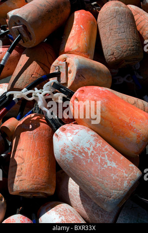 Bunte orange Bojen zusammengebunden Stockfoto