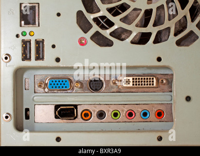 Rückseite eines pc mit Buchsen und usb Stockfoto