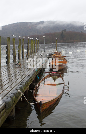 Am Lake Windermere nach starken Regenfällen überflutet Ruderboote Stockfoto