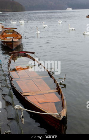 Am Lake Windermere nach starken Regenfällen überflutet Ruderboote Stockfoto