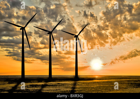 Drei Windkraftanlagen im Sonnenuntergang Stockfoto