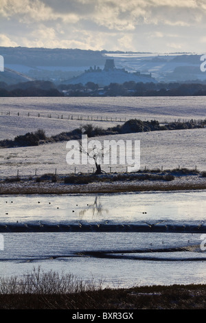 Schneebedeckte Landschaft blicken nach Corfe Castle von Arne. Purbeck, Dorset, UK. Stockfoto