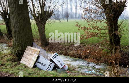 Illegale Ablagerung von Boxen verworfen in der Nähe von Bach im Bereich Stockfoto