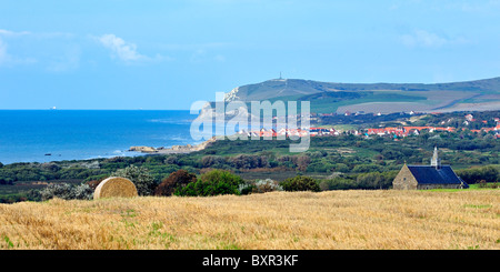 Gemäht Feld und Blick über das Dorf Hamiot und Cap Blanc Nez mit Dover Patrol Memorial, Côte d ' Opale, Pas-de-Calais, Frankreich Stockfoto