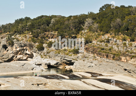 Besucher genießen fällt in paläozoischen Gesteinen ausgesetzt in Pedernales Falls State Park, Johnson City, Texas Stockfoto