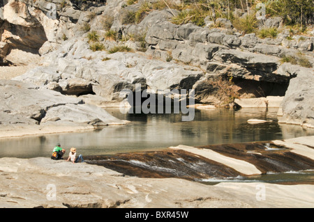 Besucher genießen fällt in paläozoischen Gesteinen ausgesetzt in Pedernales Falls State Park, Johnson City, Texas Stockfoto