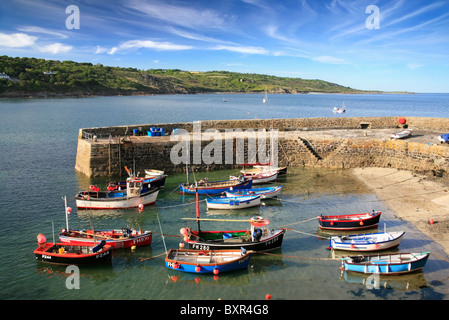 Coverack Hafen mit Tiefland Punkt auf die horizion Stockfoto