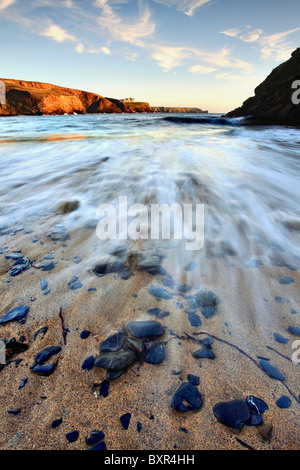 Kirche-Bucht bei Gunwalloe auf Cornwall Lizard Halbinsel mit einer langen Verschlusszeit zu die ankommenden Wellen verschwimmen erfasst Stockfoto